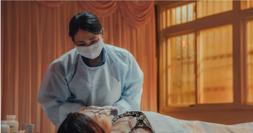 《整形過後》林育品「阿喜」（上）親自為艾怡良（下）沐浴，見胸前縫合疤痕情緒崩潰。（圖／六魚文創）