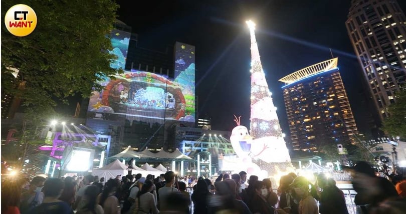 新北市政府與府前廣場「竹筍」地標是每年新北歡樂耶誕城天然的投影布幕，絢爛光影HIGH翻了整座新板特區。（圖／趙世勳攝）