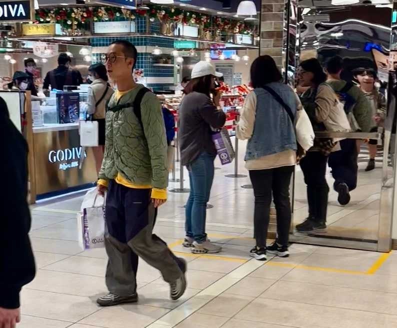 頂著招牌平頭的浩子，在人群中一眼就被認出，辨識度極高。（圖／讀者提供）