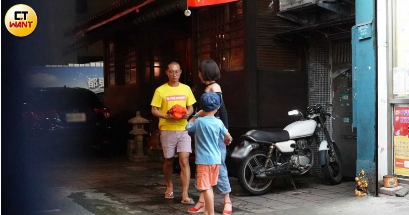 2019年本刊曾拍到浩子與老婆、兒子臭寶，一家三口外出用餐。（圖／本刊攝影組）