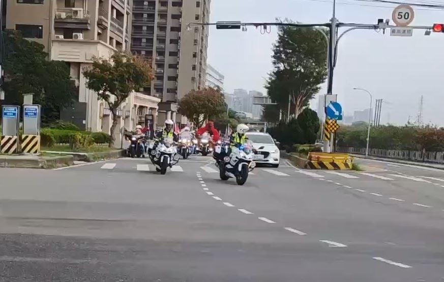 重機車隊耶誕送暖！　上百車友化身耶誕老公公　竹市警出動維安