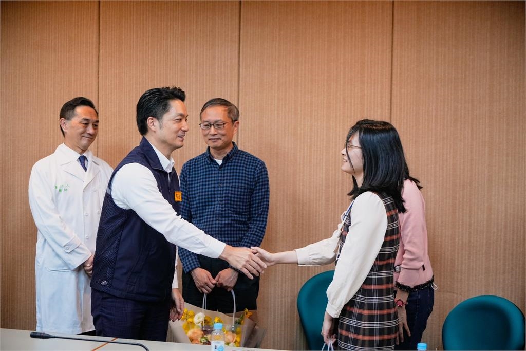 被砍女子忍痛「我願意等一等」傷重者先送醫！急尋「救命恩人」視訊惹鼻酸…