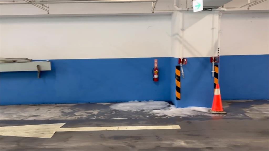 提前過白色耶誕節? 化學泡沫覆蓋停車場"雪白一片"