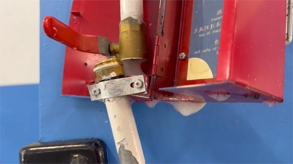 提前過白色耶誕節? 化學泡沫覆蓋停車場"雪白一片"