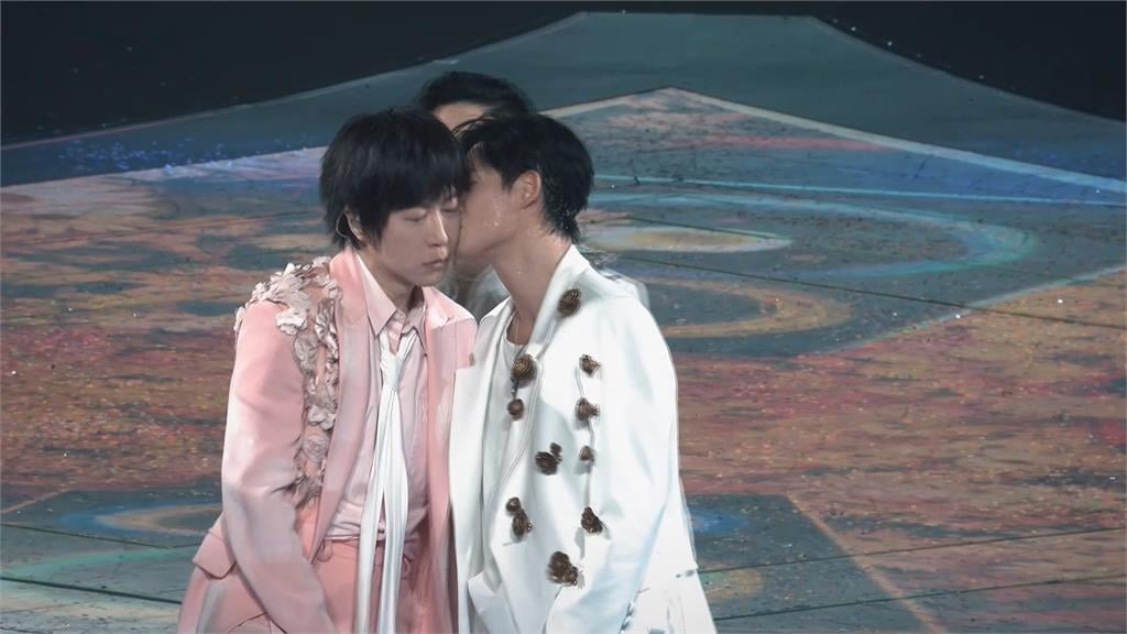 同框F3上海開唱「阿信踩空墜舞台」　發文報平安：腦袋沒摔壞！