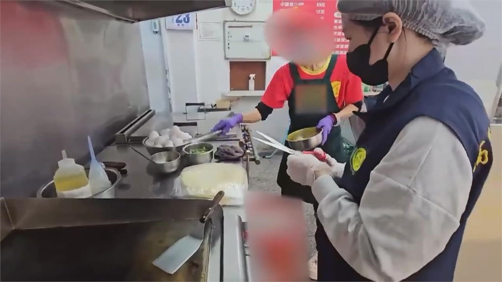 各說各話? 買饅頭夾蛋"含刀片" 業者:與店內剪刀不同款