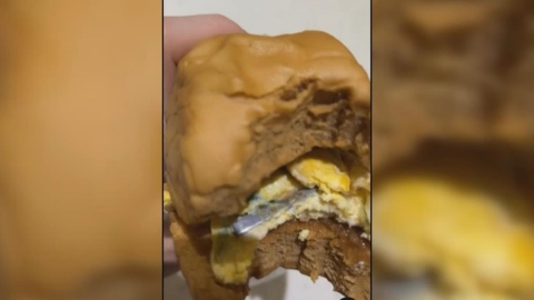 各說各話? 買饅頭夾蛋"含刀片" 業者:與店內剪刀不同款