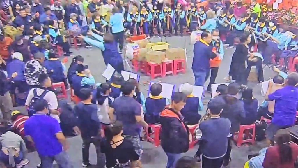 慶「溫王爺誕辰」廟埕撒平安糖　網笑稱：台版耶誕節