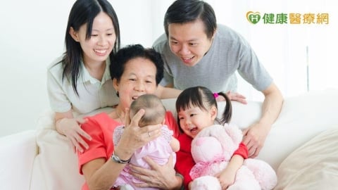 嬤感冒高燒近39度無感！機警醫揪出流感　示警：不打疫苗反成感染破口