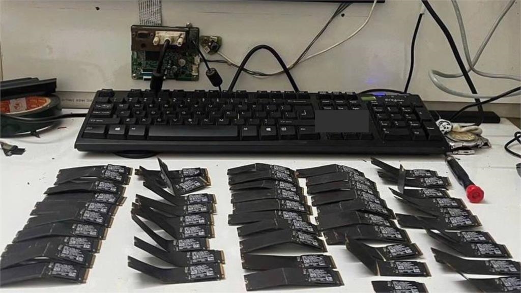 10歲兒「幫測SSD耐用度」竟折彎50顆硬碟 整箱報廢「慘噴12萬」爸崩潰!