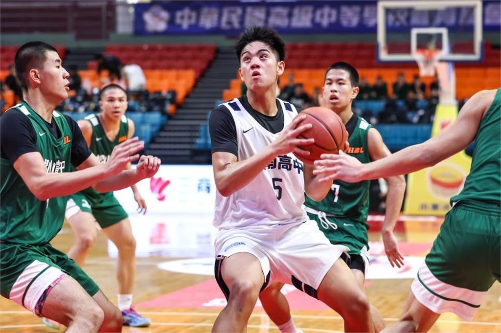 HBL(影)／衛冕松山高中展現實力！克服首節10分落後痛宰開南高中39分奪首勝