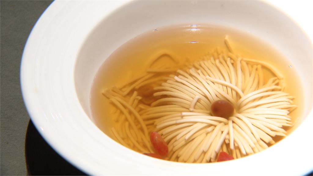 蔬食料理成新風潮！　李沐親下廚端「金桔剝皮辣椒櫛瓜麵」