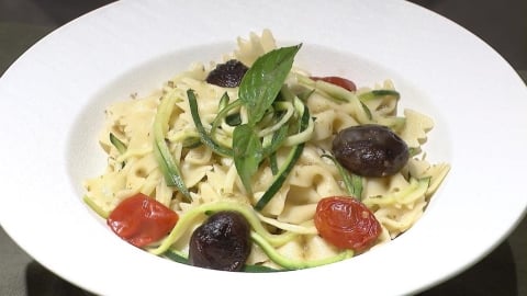 蔬食料理成新風潮！　李沐親下廚端「金桔剝皮辣椒櫛瓜麵」