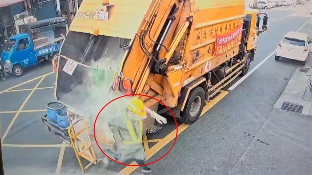清潔隊：淋濕再丟！　香灰整袋扔垃圾車　清潔員慘遭粉塵吞噬