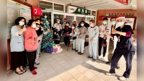 聖誕暖心進病房　胸腔病院音樂手作陪伴住院病人過佳節