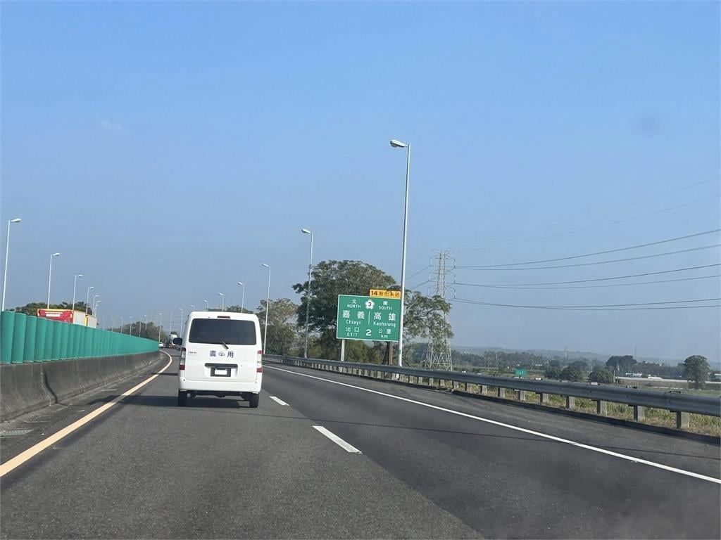 國道驚見「無牌白車」趴趴走！他靠近一看「背後貼2字」網疑：沒違規？