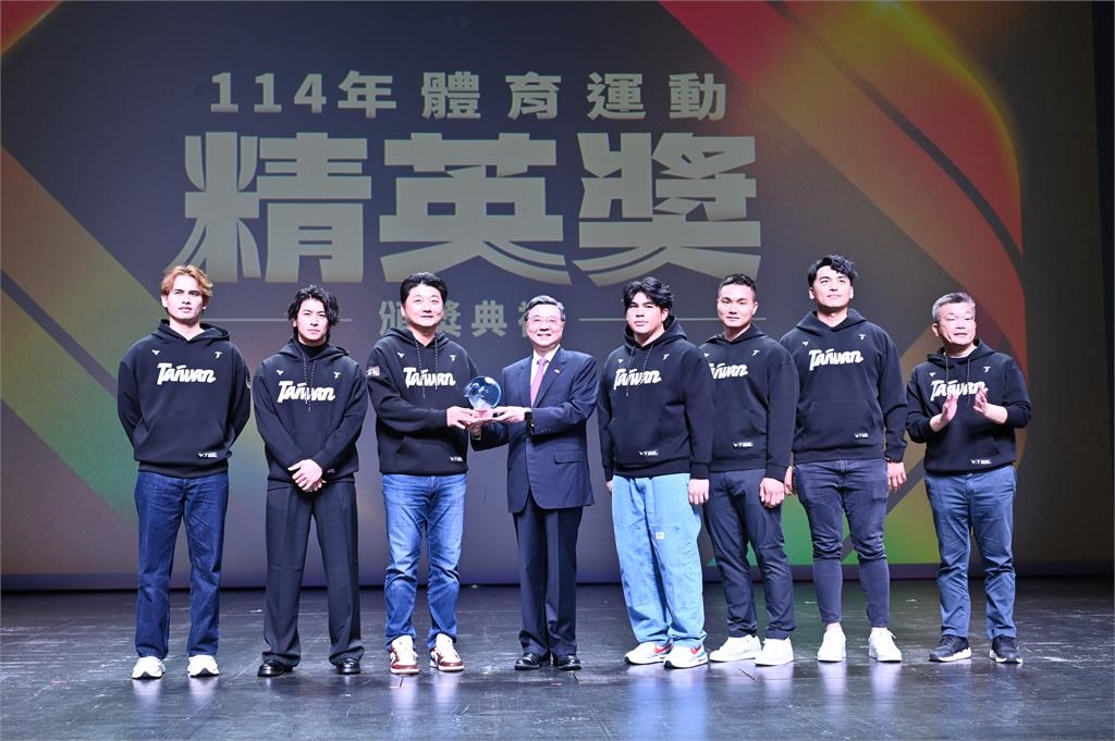 精英獎(影)／「台灣隊長」陳傑憲魅力無法擋！獲年度最佳男運動員獎身穿帥氣皮衣領獎