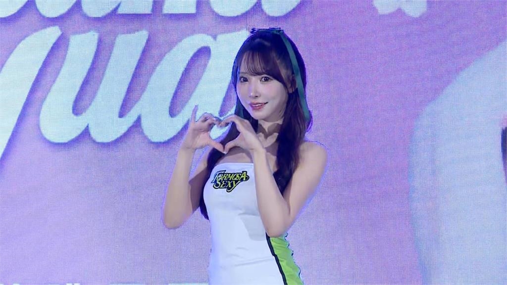 公司「找辣妹抽獎」竟是三上悠亞！「中空暗黑戰袍」主持人看呆：太扯了啦