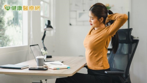 你今天坐了幾個小時？專家：比昨天多動一點取代久坐就能改善情緒