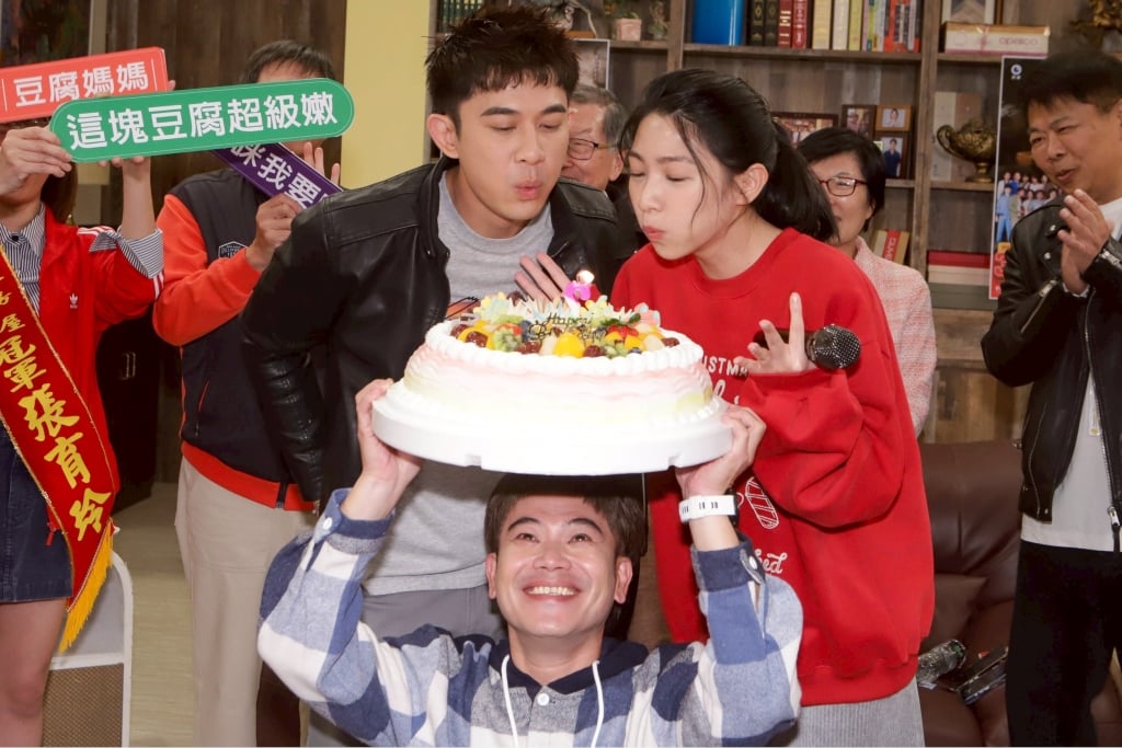 民視新八點檔《豆腐媽媽》首播開紅盤！演員齊聚歡樂慶功