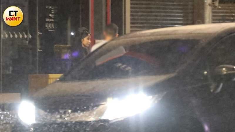 男方送夏宇禾上車後獨自離開。（圖／本刊攝影組）