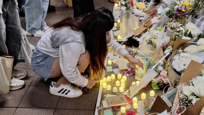 台北捷運公司25日於台北車站B1層通往M7出口通道上，設置暫時性悼念牆。（圖／台北捷運公司）