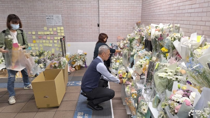 台北捷運公司25日於台北車站B1層通往M7出口通道上，設置暫時性悼念牆。（圖／台北捷運公司）