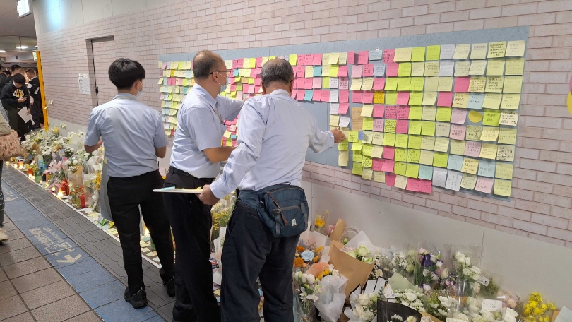 台北捷運公司25日於台北車站B1層通往M7出口通道上，設置暫時性悼念牆。（圖／台北捷運公司）