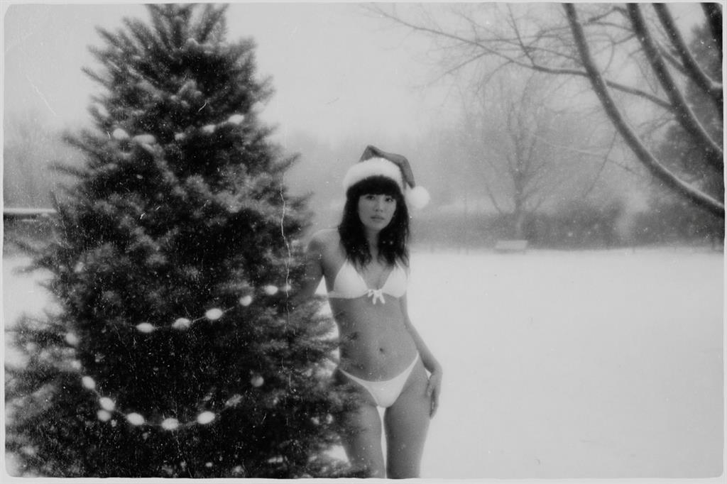 魏如萱「比基尼辣照」流出！「聖誕樹旁大解放」網暈爛：冬天裡的一把火