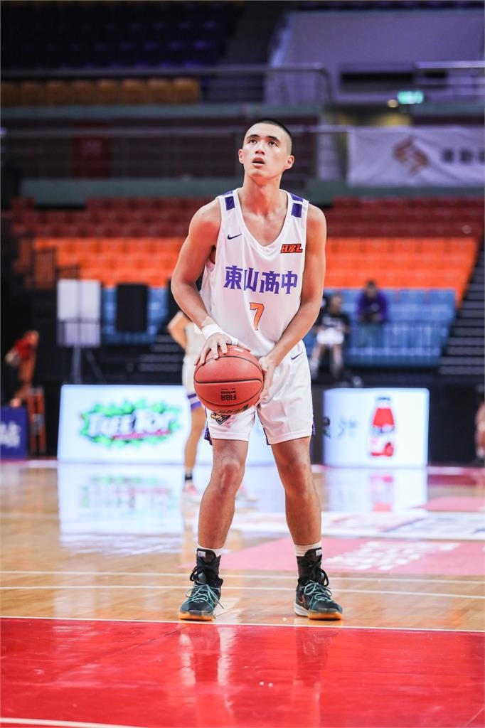 HBL(影)／東山高中下半場下起三分雨！63：61氣走開南高中笑納3連勝