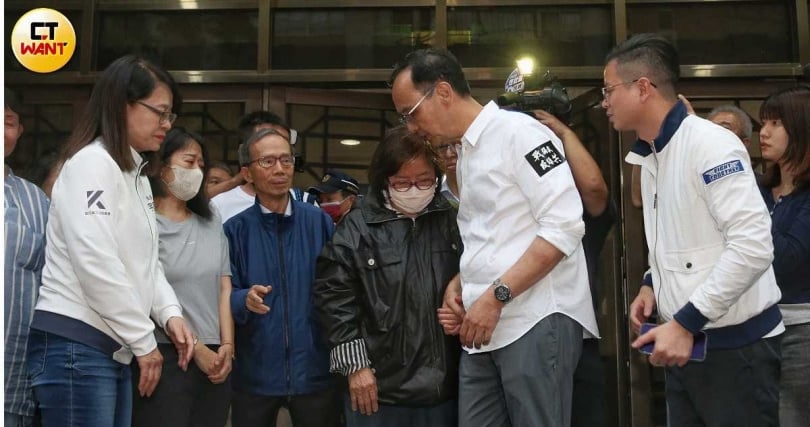 黃呂錦茹(中)擔任國民黨台北市黨部主委出錢出力，黨內人緣佳。圖為今年4月，全台造假連署案連環燒，台北地檢署聲押黃呂錦茹，朱立倫到場聲援，夫黃秀莊(藍衣)也在陪伴。（圖／趙世勳攝）