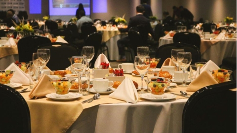 從應酬文化看高壓工作者的飲食挑戰:「外交馬拉松」的生活觀察