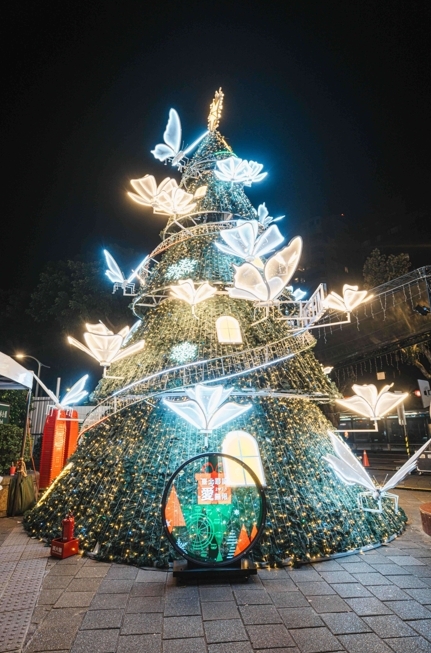 捷運大安森林公園站11號出口聖誕樹燈景 圖/台北市政府觀傳局