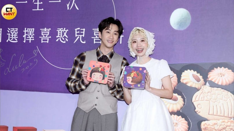 陳漢典、Lulu選用喜憨兒×幾米「完美小孩」作為婚宴喜餅,延續兩人長期支持公益的信念。(圖/侯世駿攝)