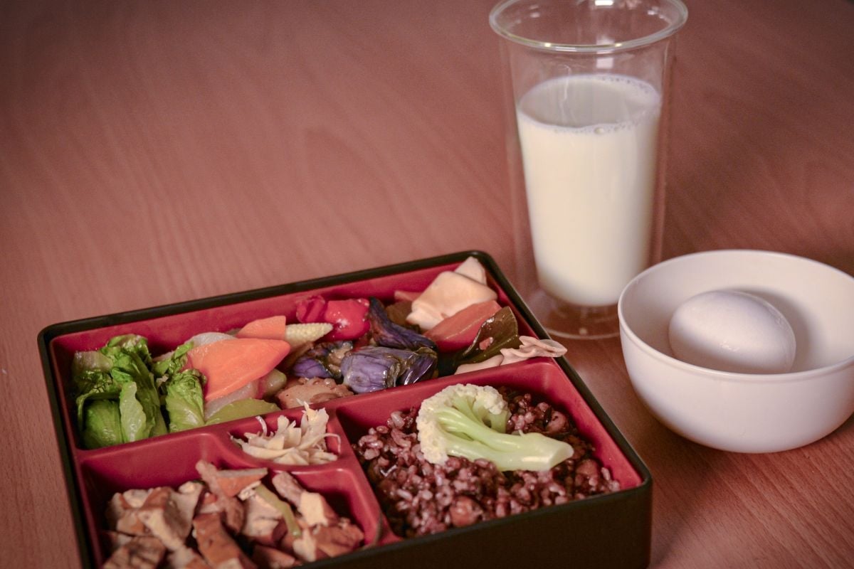 圖／維生素營養攝取均衡很重要，奶蛋素食者每日可透過1-2杯牛奶及一顆雞蛋達攝取量，全素食者或年長者或孕、哺乳婦者，以補充劑為較理想的來源。（台北慈濟醫院提供）