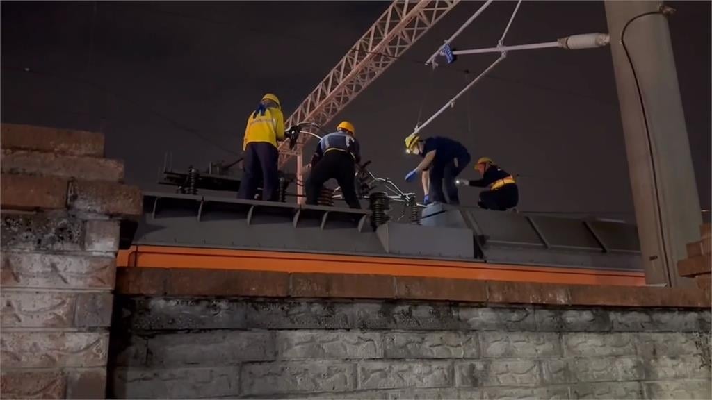 台鐵電車線掉落交通一度中斷 今早7點恢復雙線通車