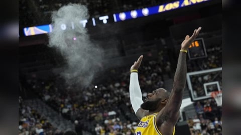 NBA(影)／詹皇獨有的「灑粉儀式」意外噴到八村壘！網友開酸：難怪得0分...