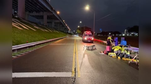 機車雙載自撞護欄　母女齊送醫68歲母臉部重創不治