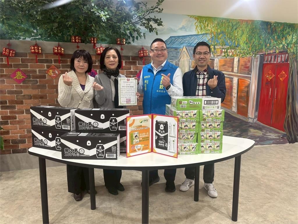 戴錫欽暖心送愛長者 辦公室主任訪紅心字會 為長輩送暖補充營養