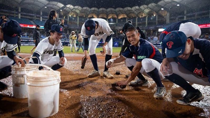 棒球／超越勝負的感動！台日高中生吸水清場地「聊韓國女團」！周思齊也下場幫忙