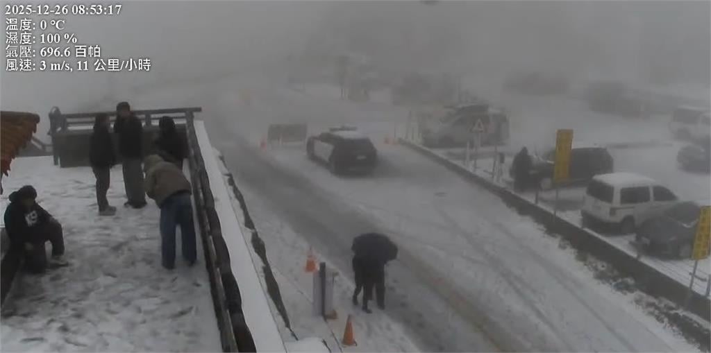 武嶺迎來入冬首場雪！全台最高停車場變「銀白世界」追雪族徹夜守候等到了