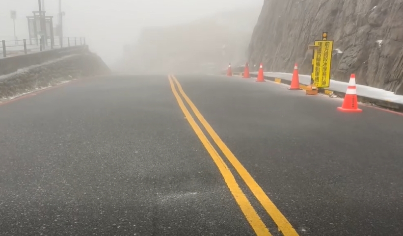武嶺迎來入冬首場雪！全台最高停車場變「銀白世界」追雪族徹夜守候等到了