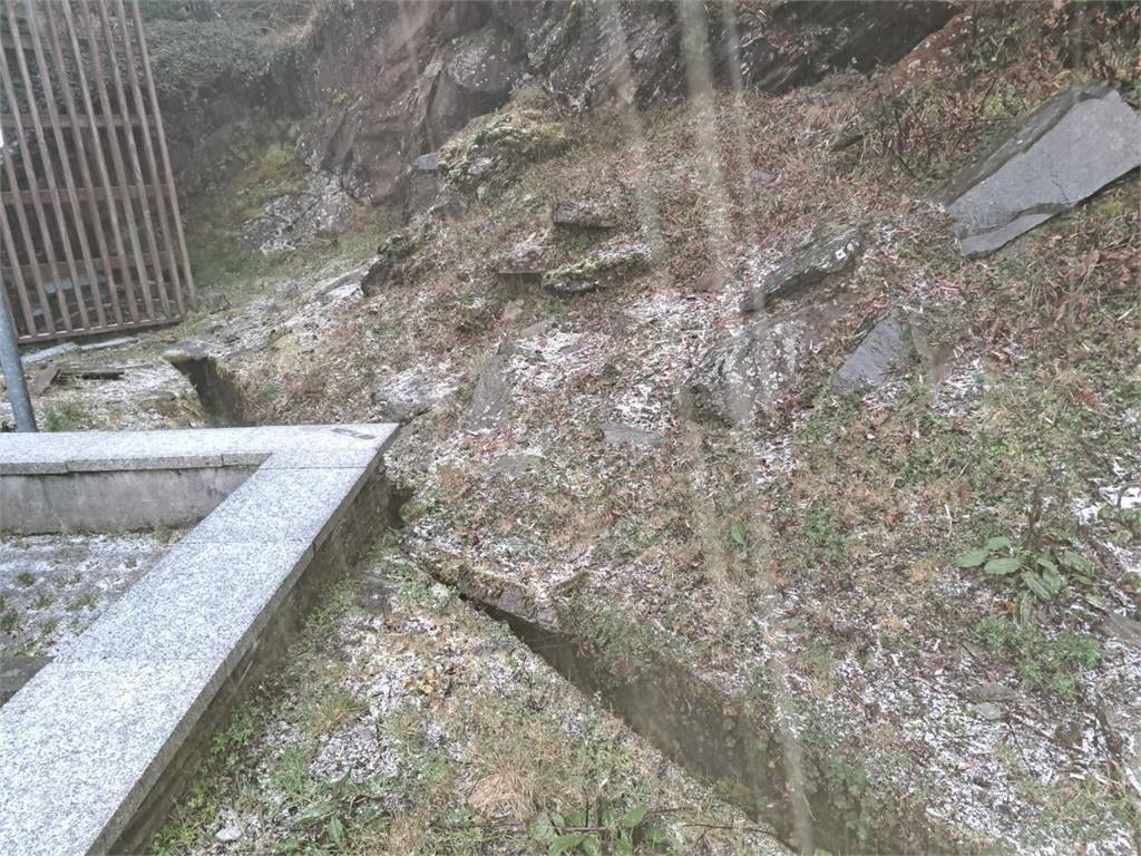 快新聞／銀白合歡山！冰霰、冰雹齊下　台14甲線限加掛雪鏈通行