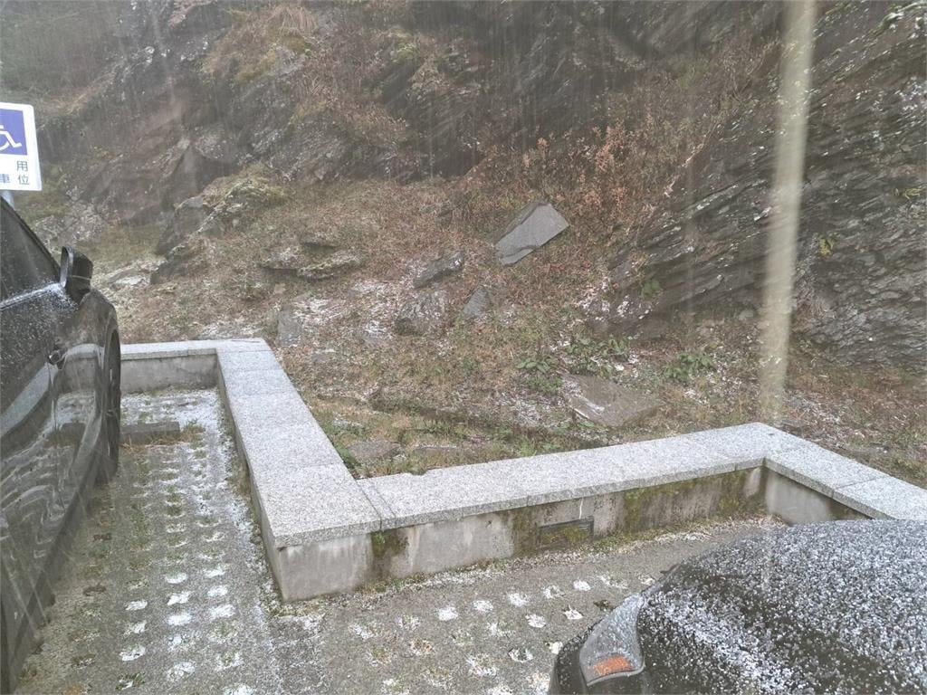 快新聞／銀白合歡山！冰霰、冰雹齊下　台14甲線限加掛雪鏈通行