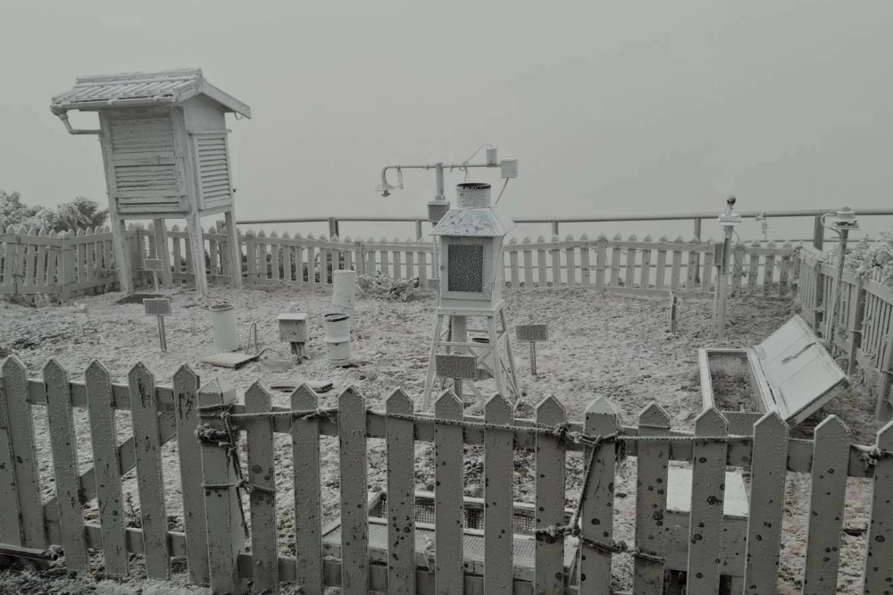 玉山氣象站上午也被白茫茫的雪花覆蓋。（中央氣象署提供）