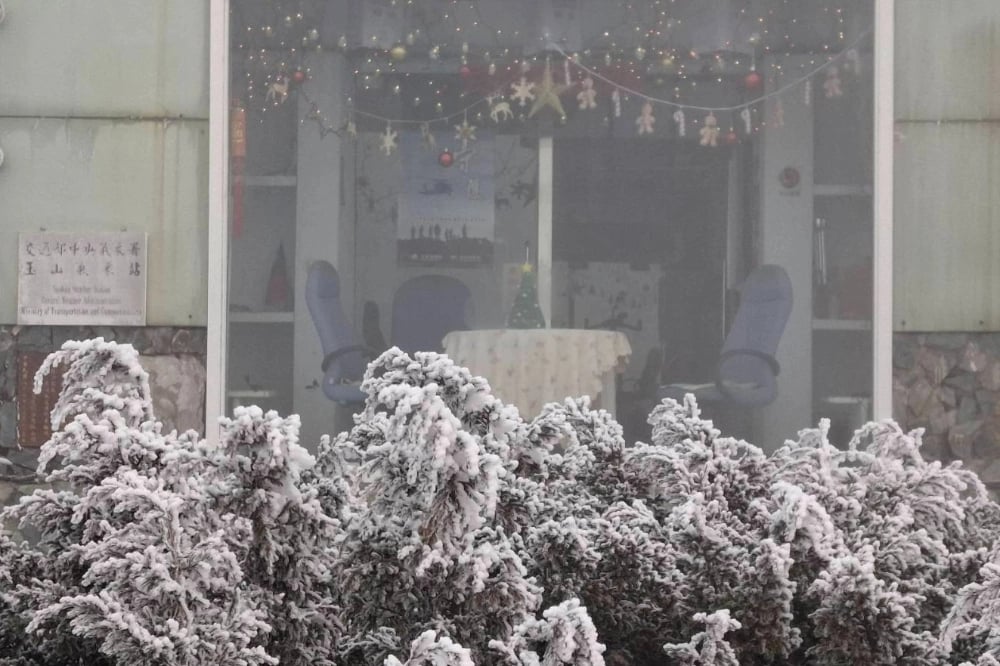 玉山氣象站上午也被白茫茫的雪花覆蓋。（中央氣象署提供）