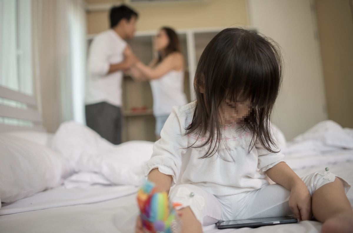 示意圖／一段疑似重組家庭男女爭執時情緒失控，竟互摔對方的幼童。（擷取自 免費圖庫freepik）