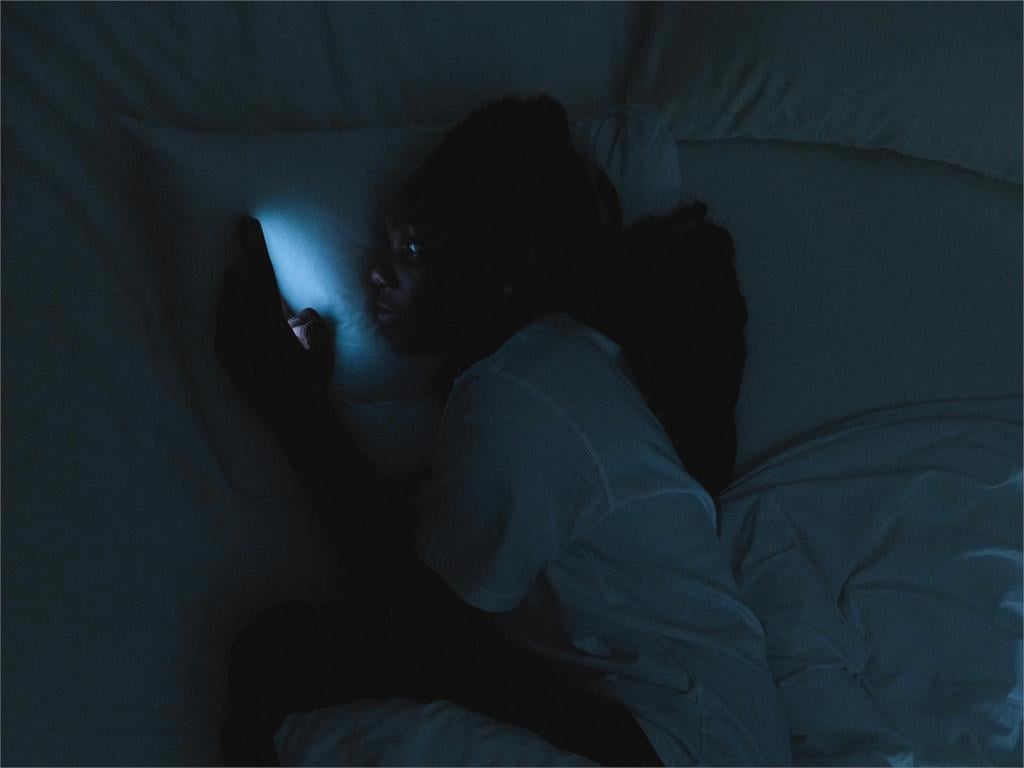 睡到一半醒來別忽視！專家示警：「3時間點」暗示器官在偷偷敲警鐘