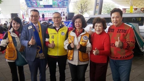 寒冬送暖！周遊賣香腸做愛心　　獅子會捐廂型車助偏鄉孩童圓夢