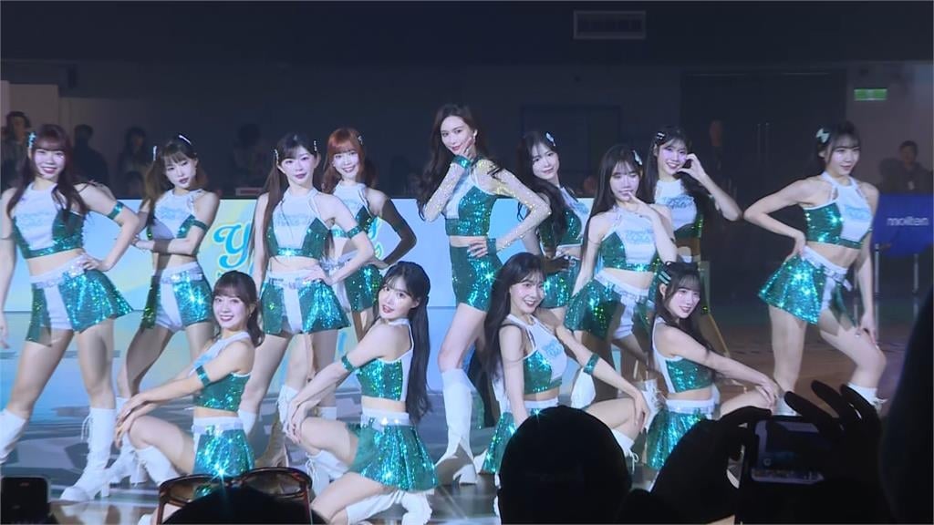 女神球場助攻！　林志玲合體「韓籍三皇」應援籃球賽開幕戰